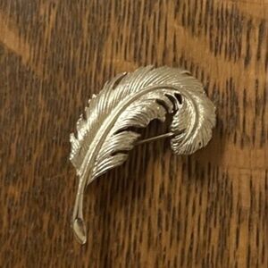 Vintage gold tone Feather Brooch Pin